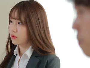 Một cuộc quan hệ tay ba với một cô gái có âm hộ màu hồng. Con mèo này có thể liếm và mút được. Sạch sẽ và hợp vệ sinh lắm các bạn ạ!